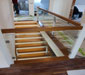 :: 61 :: schody z drewna iroco podstopnie z mdf lakierowanego na bialo, balustrada z wypelnieniem szklanym, oswietlenie LED w stopniach 